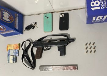 Homens são presos após serem flagrados, pela Polícia Militar, com submetralhadora dentro de carro, no interior de Linhares
