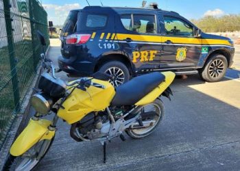 Polícia Rodoviária Federal apreende motocicleta clonada e condutor é levado para a delegacia