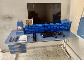 Polícia Militar  apreende 78 tabletes de maconha e uma submetralhadora