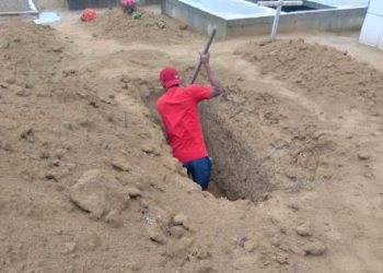 MUITO TRISTE – VÍDEO: Sem coveiro, família é obrigada a abrir cova para sepultar o próprio parente, em cemitério de Linhares-ES