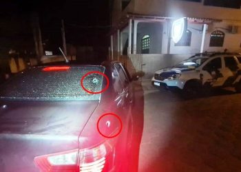 Criminosos rendem motorista, roubam carro de aplicativo e após intensa troca de tiros a Polícia Militar recupera o automóvel