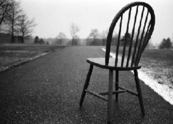 VÍDEO – A Cadeira Vazia: como encontrar conforto em meio as ausências neste Natal.