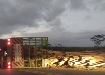 Tombamento de carreta na BR 101 deixa trânsito operando no sistema pare e siga