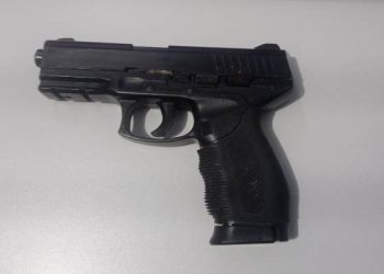 Trio realiza vários assaltos, mas ao abordar grupo de pessoas que estavam em uma praça, fica nervoso, deixa arma cair e foge