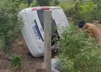 Estrada do Pontal – Ford Fiesta sai da pista, bate em seis estacas e um poste