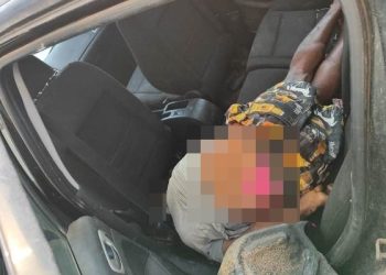 Mistério – Homem encontrado sem vida dentro de carro, no bairro Aviso, em Linhares. Perícia aparentemente não encontrou marcas de violência