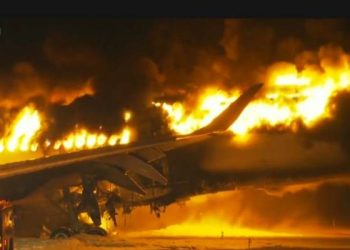 Colisão entre dois aviões no aeroporto do Japão. No avião comercial havia mais de 350 pessoas