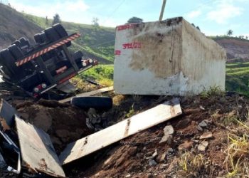 Carreta que transportava granito para o ES tomba na BR-101, em Eunápolis