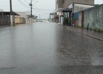 Chuva deixa ruas e avenidas de Linhares alagadas