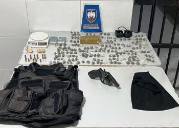 Polícia Militar faz apreensão de arma de fogo, crack, maconha, munições e material utilizado para o tráfico de drogas, no B. Conceição, em Linhares