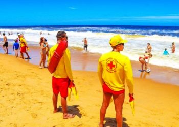 Carnaval: guarda-vidas garantem segurança de banhistas nas praias de Linhares