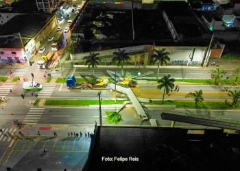 Queda de passarela em Linhares – KM 149 da BR 101, onde uma passarela desabou após ser atingida por retroescavadeira, continua interditado