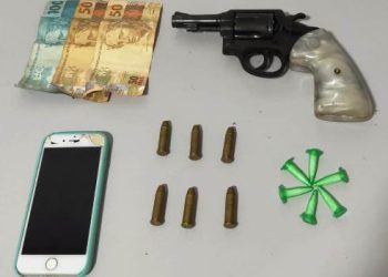 Menino de 14 anos é apreendido quando estava armado e com droga, em meio a crianças, que brincavam de bola na rua