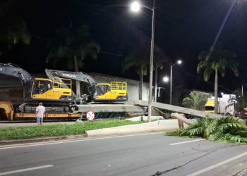 VÍDEOS – Passarela desaba em Linhares, após ser atingida por retroescavadeiras que eram transportadas por uma carreta