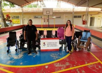 Cadeiras de rodas reformadas por internos de unidade prisional de Linhares são entregues à Associação Pestalozzi