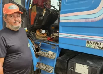 VÍDEO – Motorista que morou em cabine de carreta, cerca de quatro anos, já está em Linhares-ES
