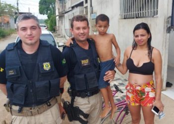 Criança autista,de 06 anos de idade, é encontrada andando sozinha de bicicleta na BR 101, em Linhares. PRF foi ao local