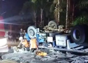 VÍDEO – Caminhão tomba, motorista fica preso às ferragens e morre