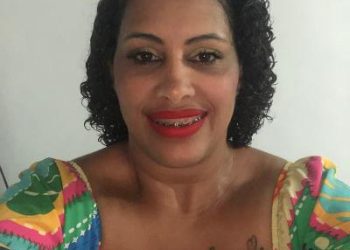 No dia das mulheres, mulher que está em tratamento contra o câncer, faz alerta