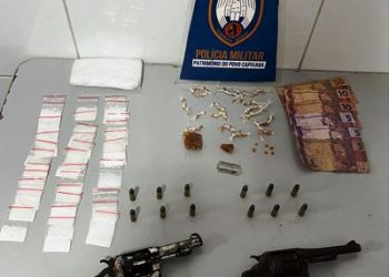 Polícia Militar apreende armas de fogo, drogas e leva dois elementos para a delegacia