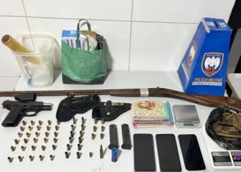 Polícia Militar apreende armas de fogo, droga, e até munição de fuzil, durante cumprimento  de mandado de buscas e apreensão, no Interlagos