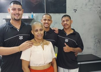 Vídeo emocionante – mulher que faz tratamento contra o câncer raspa cabeça em barbearia, e todos os barbeiros também raspam a cabeça