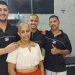 Vídeo emocionante – mulher que faz tratamento contra o câncer raspa cabeça em barbearia, e todos os barbeiros também raspam a cabeça