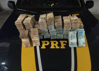 PRF apreende mais de um milhão de reais dentro de automóvel. O dinheiro seria oriundo do ES