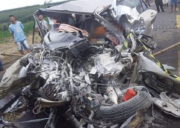 TRÊS MORTOS E DOIS FERIDOS – Carreta com placas do ES se envolve em acidente na BR-101, na Bahia