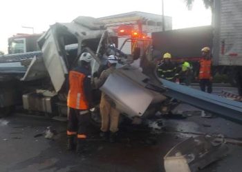 VÍDEO FLAGRANTE – Engavetamento envolvendo três veículos de grande porte deixa uma pessoa morta na Br 101, em Linhares