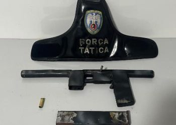 Menor de idade é flagrado com submetralhadora na cintura, no bairro Interlagos, em Linhares