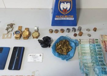 Polícia realiza apreensão de maconha, skank, cordão de prata e até relógio dourado,  em Linhares