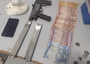 PM E PC tiram de circulação mais de meio quilo de cocaína, uma submetralhadora e leva suspeito para delegacia