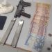 PM E PC tiram de circulação mais de meio quilo de cocaína, uma submetralhadora e leva suspeito para delegacia