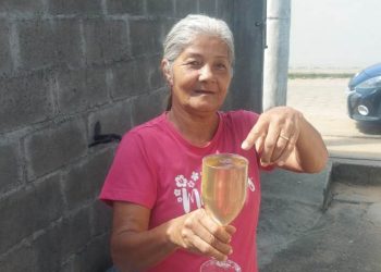 VÍDEO – Moradora de Bebedouro, em Linhares reclama que água está vindo amarela e com forte odor