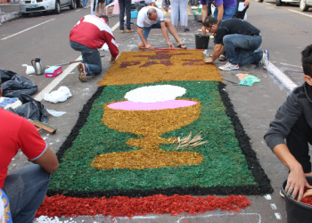 Corpus Christi movimenta Linhares com procissões e tapetes coloridos