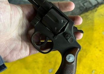 Motorista de carro de aplicativo é acusado de agredir passageiros e arma de fogo é apreendida com ele