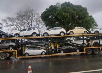 PRF de Linhares apreende veículos roubados em caminhão cegonha