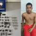 Dois jovens e um adolescente de 16 anos são levados para a delegacia após serem flagrados com grande quantidade de crack, maconha e cocaína