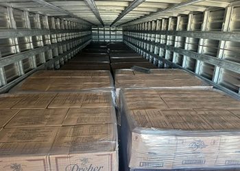 PRF flagra 1.860 caixas de conhaque sendo transportada sem nota fiscal no Norte do ES