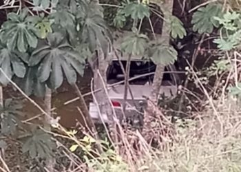 ATUALIZAÇÃO: Motorista e motociclista caem em ribanceira  às margens da BR 101 em Linhares