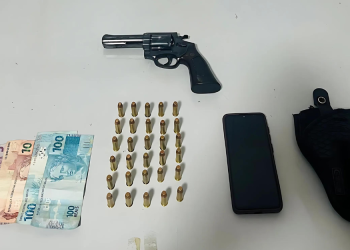 Homem com três mandados de prisão é detido após tentativa de fuga e colisão em Linhares