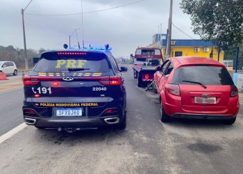 PRF recupera carro que havia sido roubado horas antes em Serra