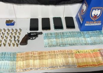 Homem tenta fugir de abordagem da Polícia, mas é preso com maconha, arma de fogo e grande quantia em dinheiro, em Linhares