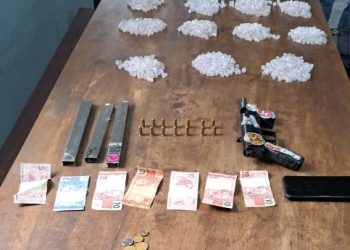 Polícia Militar apreende mais de mil pedras de crack, submetralhadora, carregadores e munições