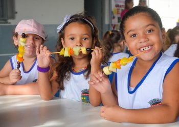 Merenda especial é servida nas escolas de Linhares para celebrar o Dia das Crianças