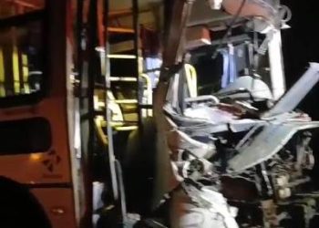 Acidente envolvendo dois ônibus e um automóvel, na BR 101, em Linhares, deixa 12 feridos