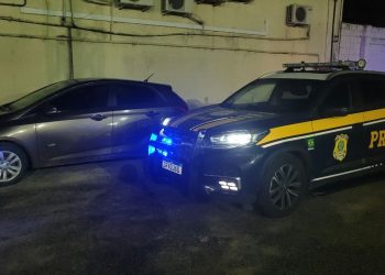 Farol irregular e VIS fora do padrão, levantam suspeita e carro acaba apreendido pela PRF de Linhares.