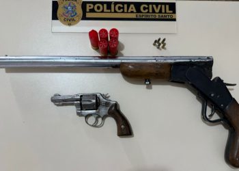 Após denúncia, PC cumpre mandado de prisão contra pai, que ensinava as filhas de 7 e 9 anos de idade, a atirar.