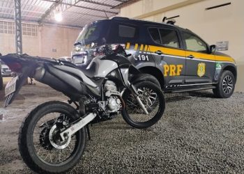 Motocicleta, com suspeita de irregularidades é apreendida pela PRF, em Linhares e condutor levado para a Delegacia